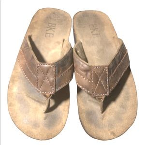 ♥️3/30$ SALE!!♥️ BKE leather mens thong  sandal Sz 9 GUC